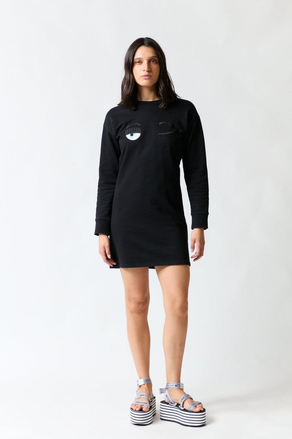 mujer vistiendo producto negro Chiara Ferragni, estilo urbano en estudio