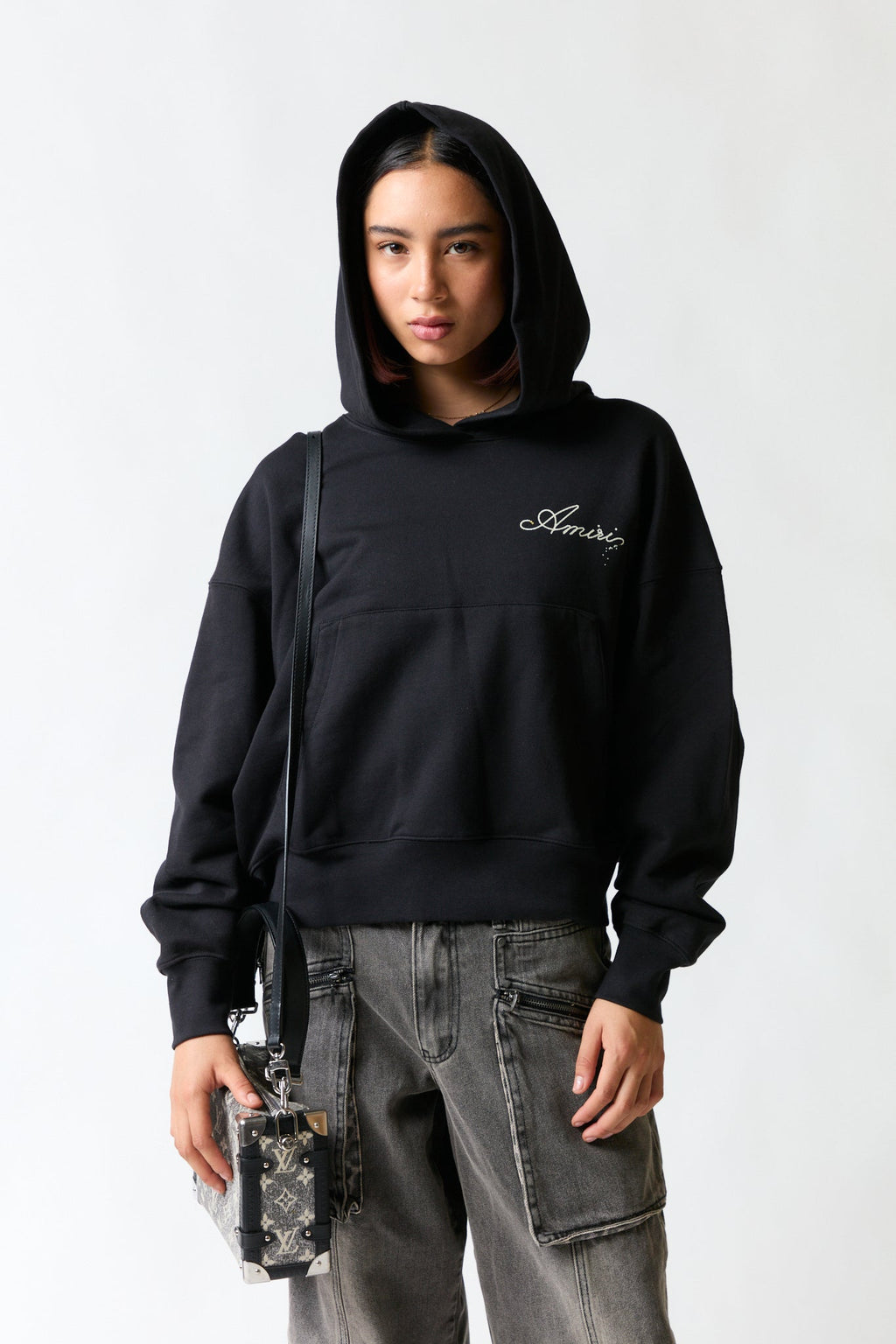 mujer vistiendo producto negro Amiri, estilo urbano en estudio