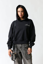 mujer vistiendo producto negro Amiri, estilo urbano en estudio