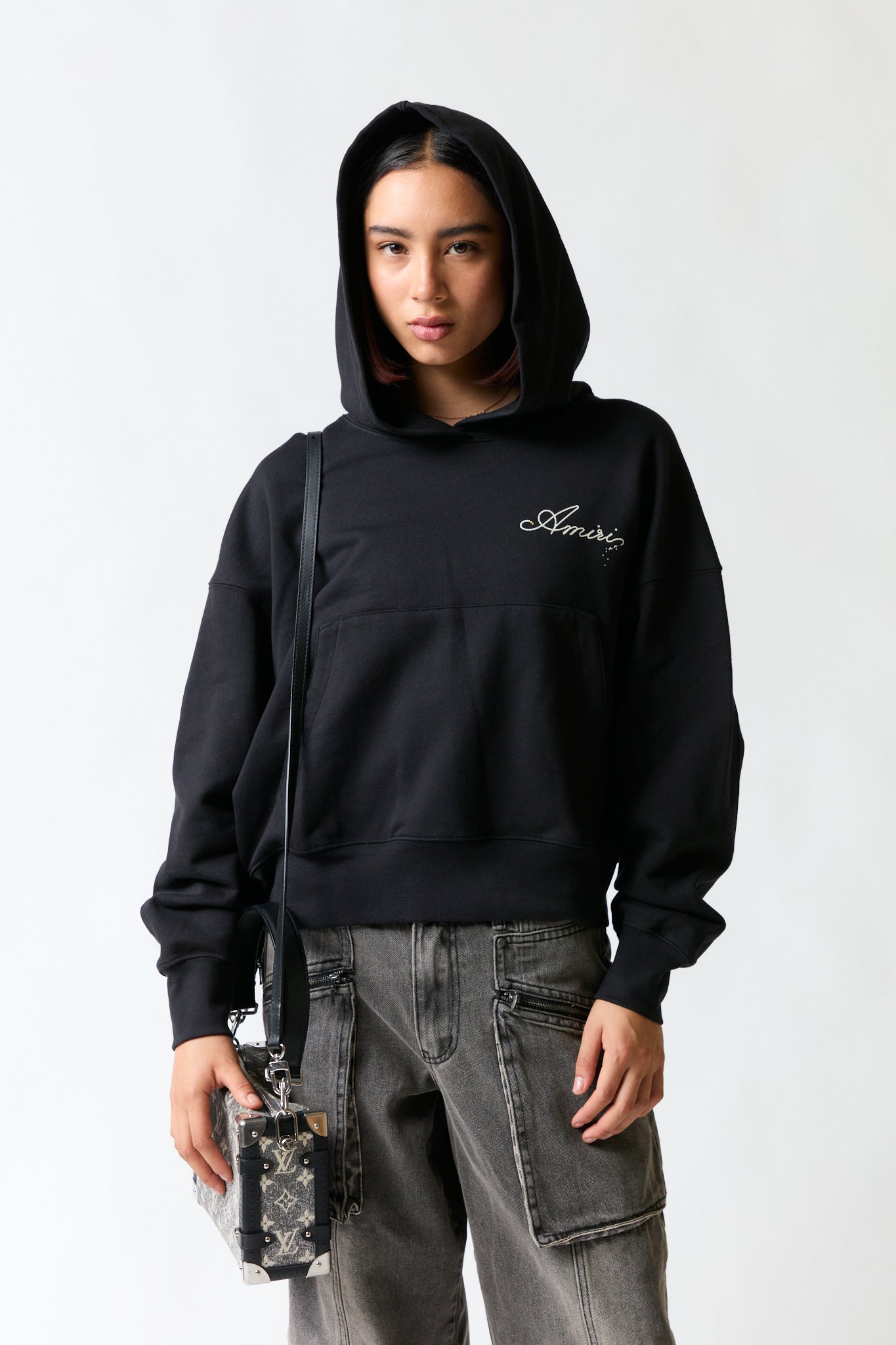 mujer vistiendo producto negro Amiri, estilo urbano en estudio