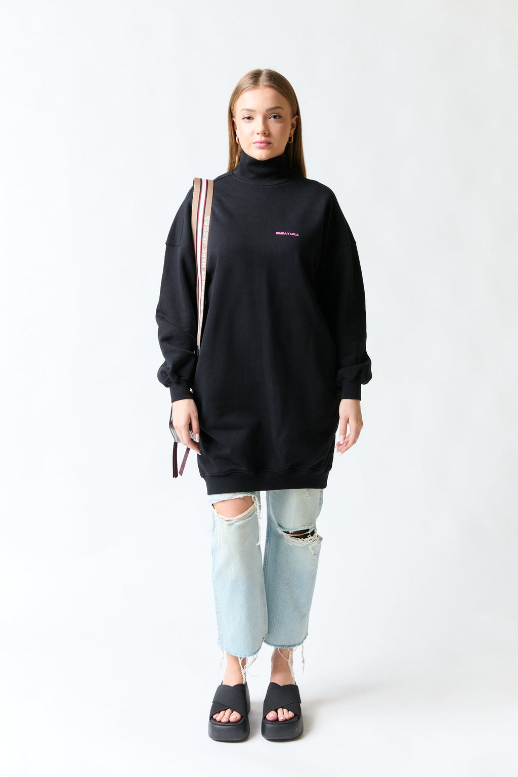 mujer vistiendo producto negro Bimba y Lola, estilo urbano en estudio