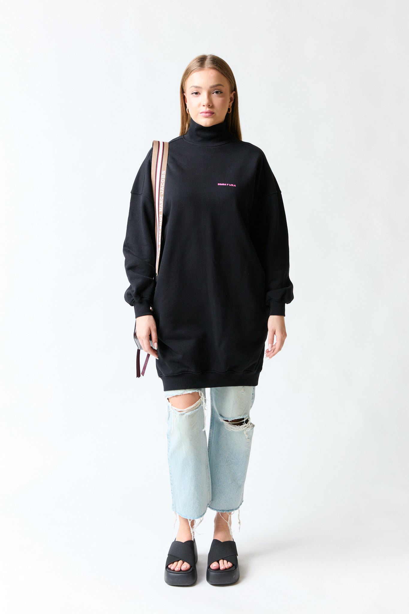 mujer vistiendo producto negro Bimba y Lola, estilo urbano en estudio