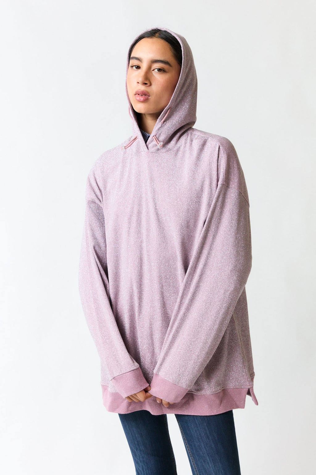 mujer vistiendo producto rosado Bimba y Lola, estilo urbano en estudio