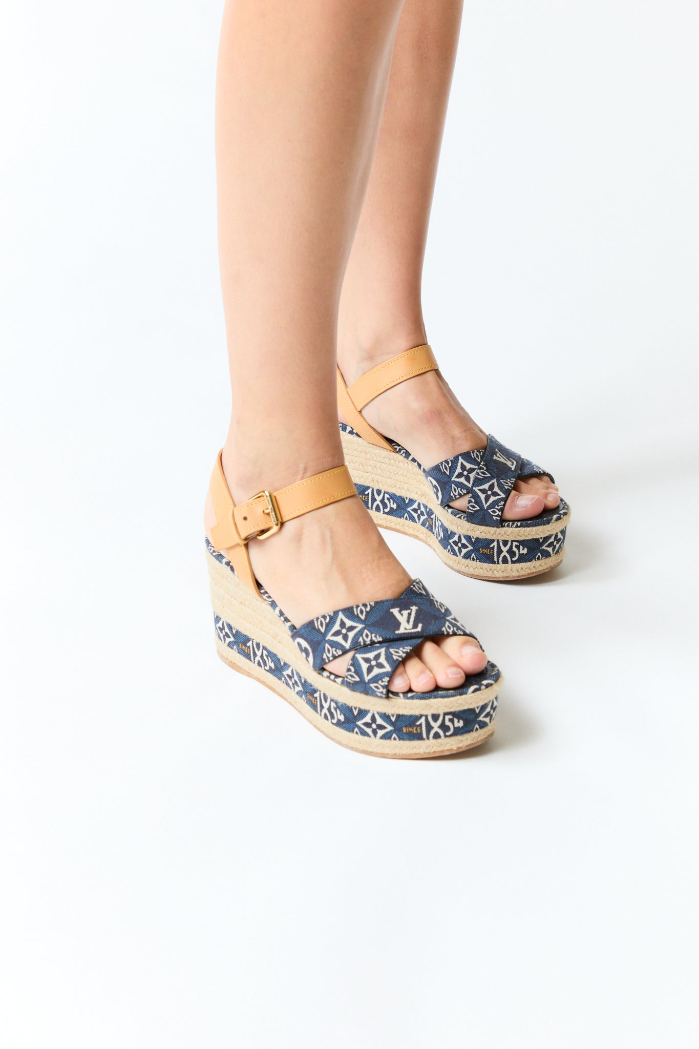 mujer vistiendo producto azul LV, estilo urbano en estudio