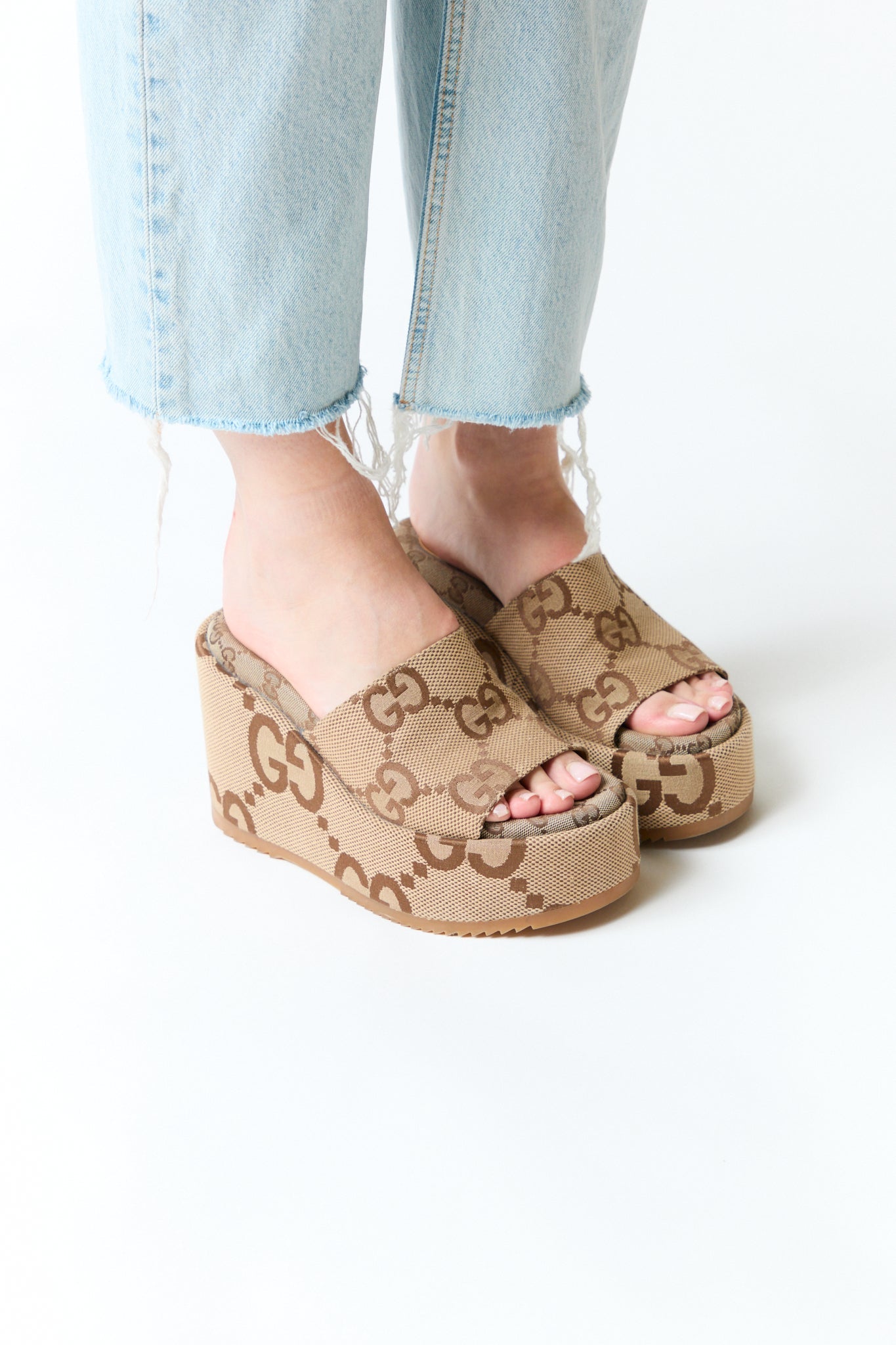 mujer vistiendo producto beige Gucci, estilo urbano en estudio