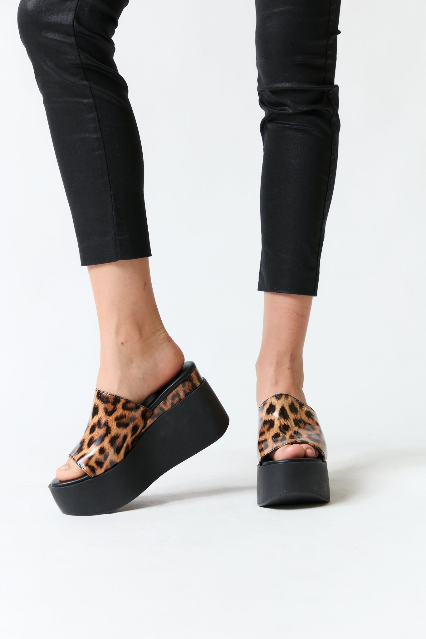 mujer vistiendo producto Sarkany, estilo urbano en estudio