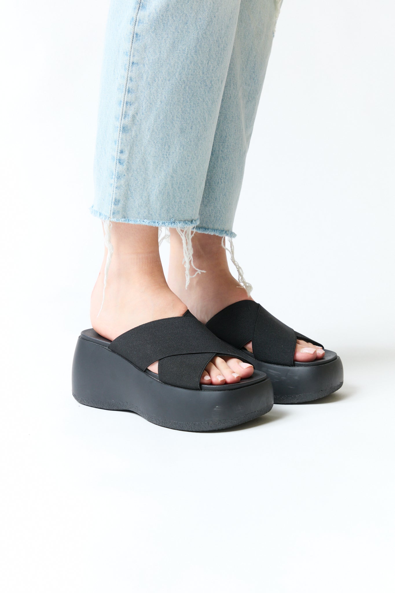 mujer vistiendo producto negro Bimba y Lola, estilo urbano en estudio