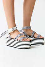 mujer vistiendo producto negro blanco Moschino, estilo urbano en estudio