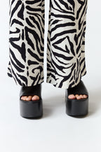 Sandalias negras con plataforma | Zara