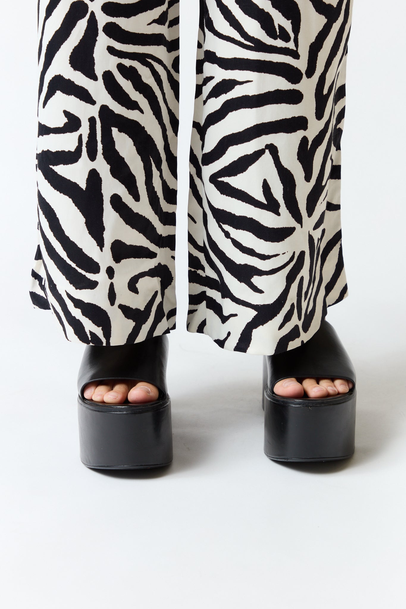 Sandalias negras con plataforma | Zara