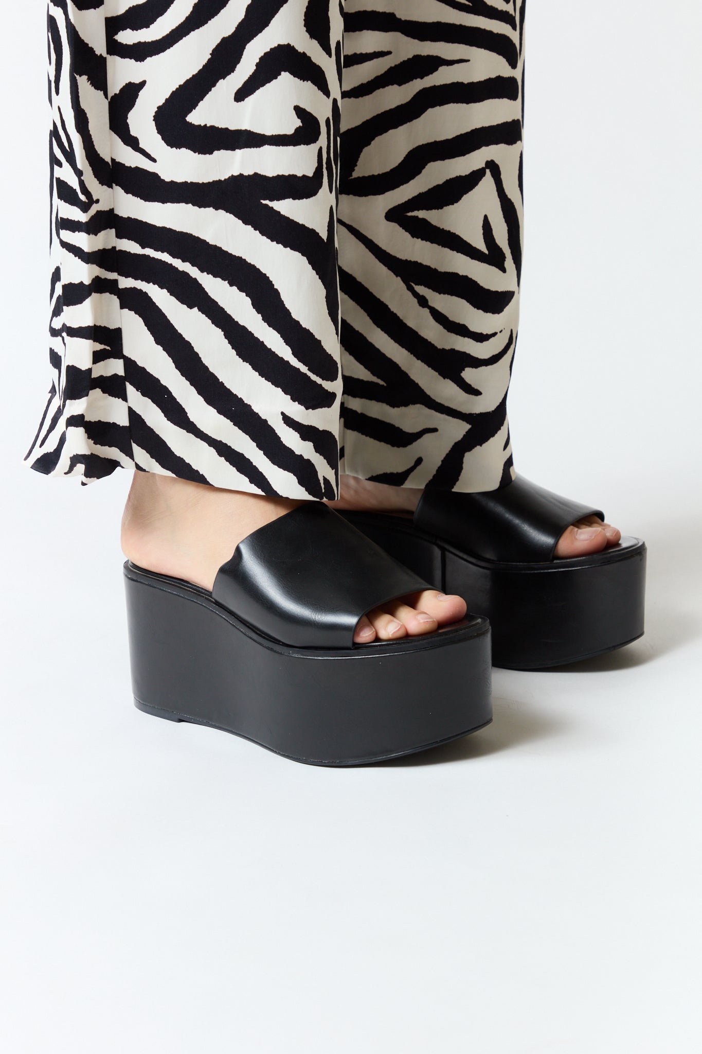 mujer vistiendo producto negro Zara, estilo urbano en estudio