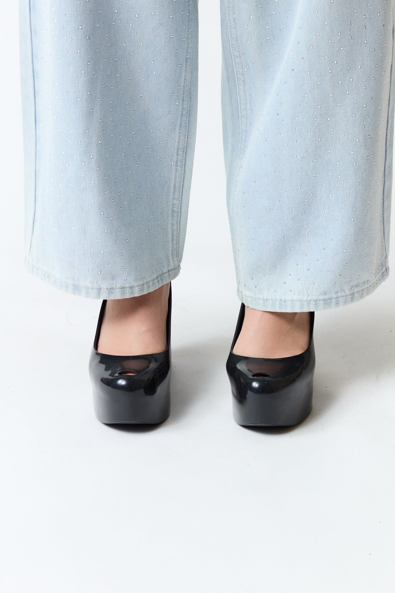 mujer vistiendo producto negro Melissa, estilo urbano en estudio