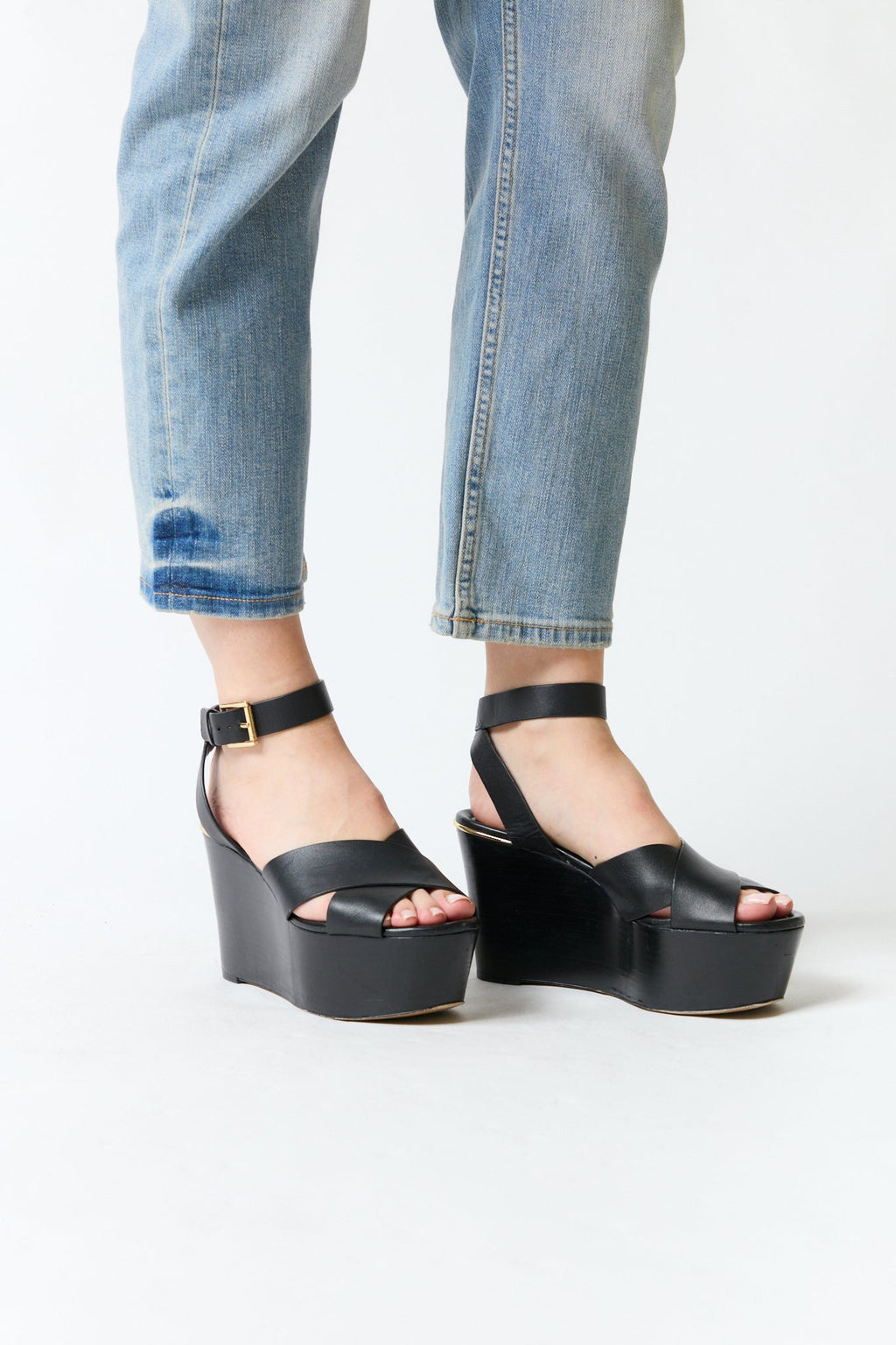 mujer vistiendo producto negro Michael Kors, estilo urbano en estudio