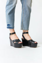 mujer vistiendo producto negro Michael Kors, estilo urbano en estudio