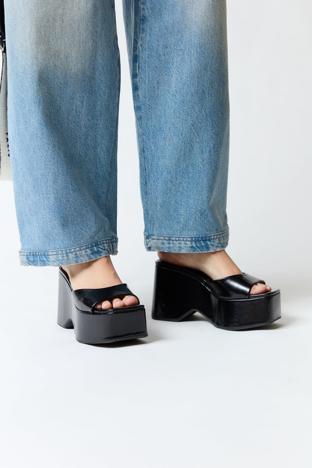 mujer vistiendo producto negro Zara, estilo urbano en estudio