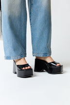 mujer vistiendo producto negro Zara, estilo urbano en estudio