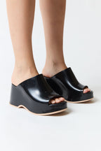 mujer vistiendo producto negro Melissa, estilo urbano en estudio