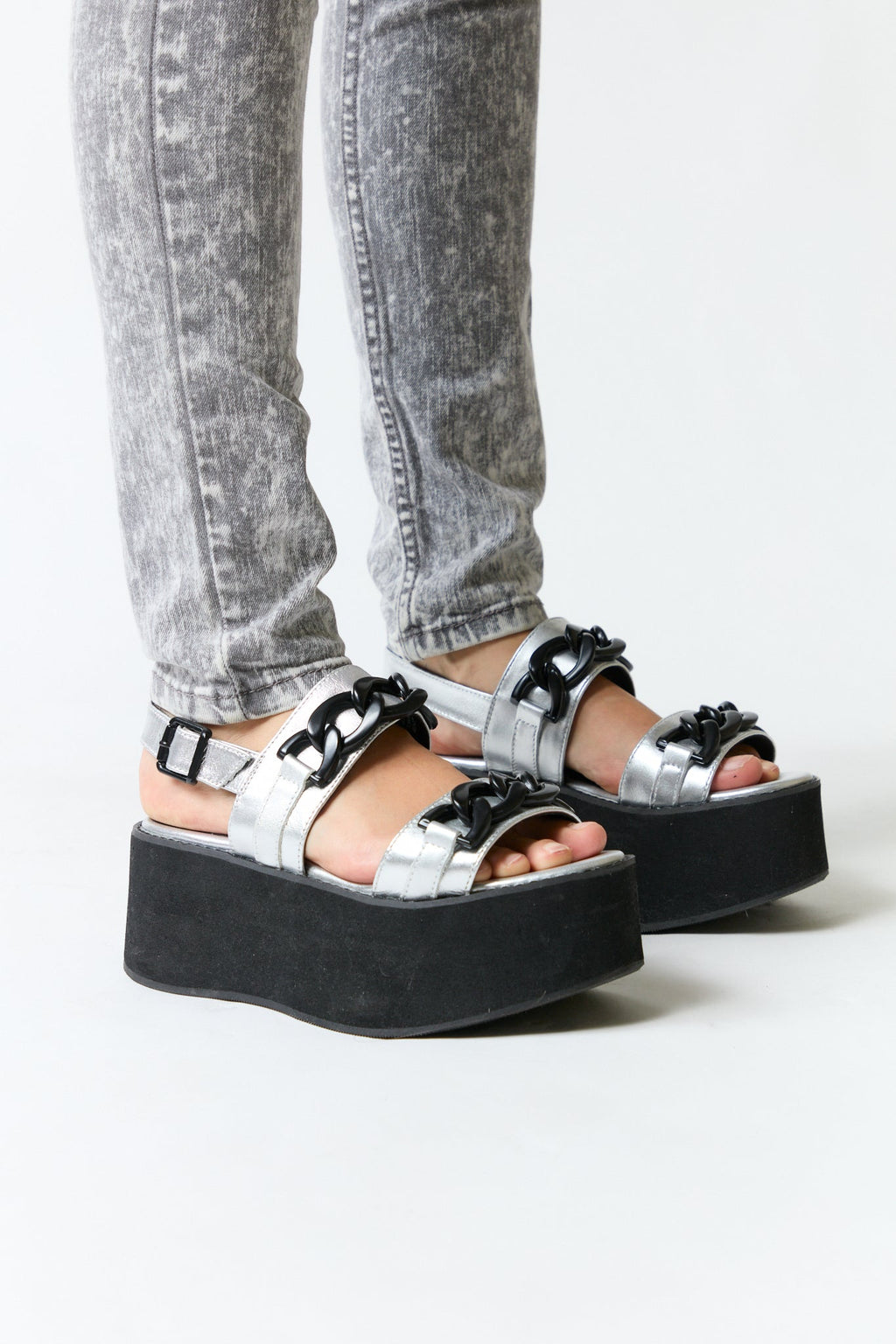 mujer vistiendo producto plateado Zappa, estilo urbano en estudio