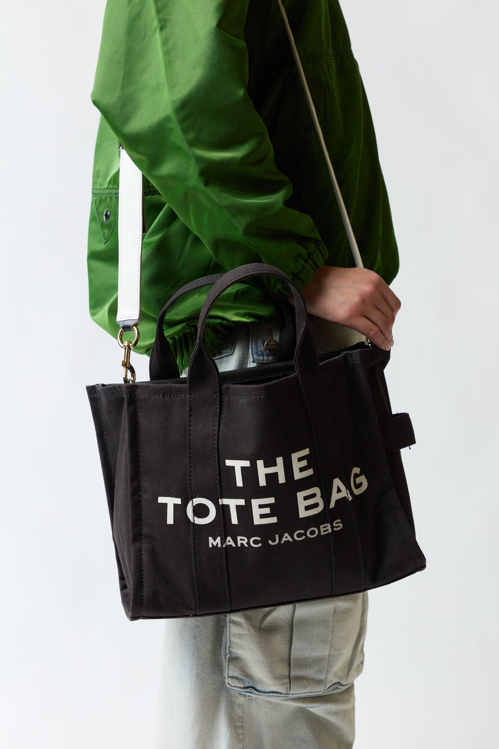 mujer vistiendo producto negro Marc Jacobs, estilo urbano en estudio