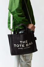 mujer vistiendo producto negro Marc Jacobs, estilo urbano en estudio