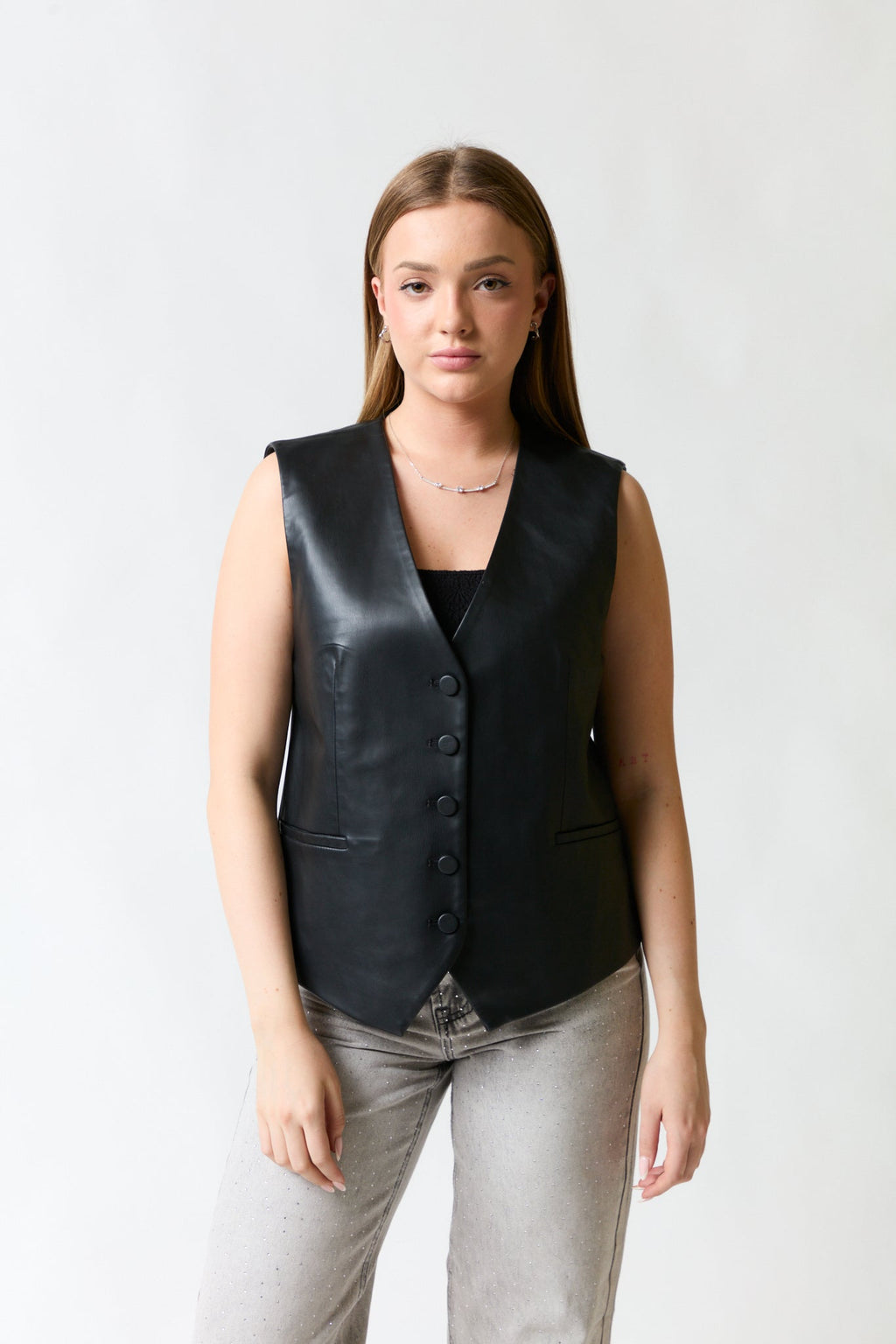 mujer vistiendo chaleco negro Zara, estilo urbano en estudio