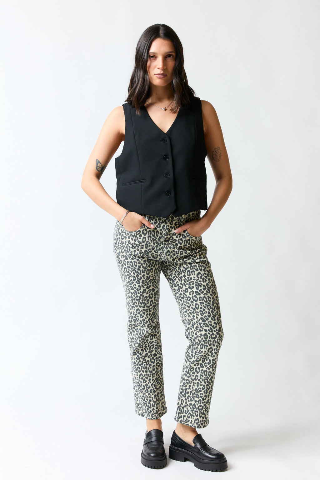 mujer vistiendo chaqueta negro Zara, estilo urbano en estudio