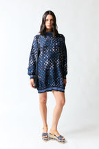 mujer vistiendo vestido azul LV, estilo urbano en estudio