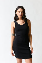 mujer vistiendo vestido corto negro Zara, estilo urbano en estudio