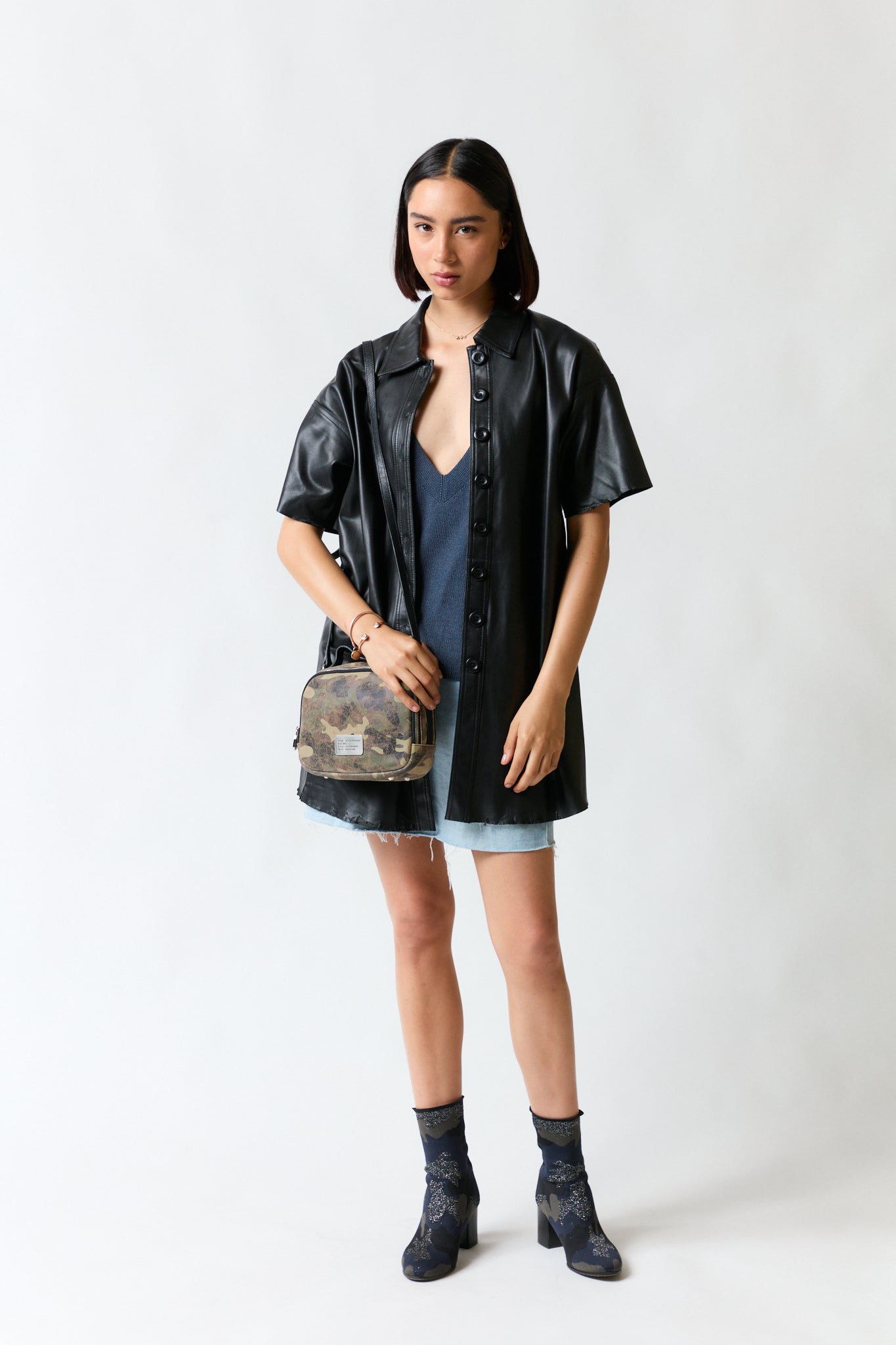 mujer vistiendo vestido negro Zara, estilo urbano en estudio