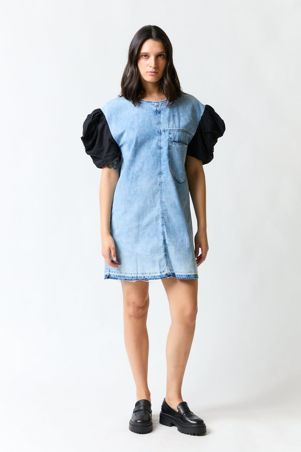 mujer vistiendo vestido denim azul Bimba y Lola, estilo urbano en estudio