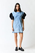 mujer vistiendo vestido denim azul Bimba y Lola, estilo urbano en estudio