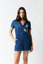 mujer vistiendo vestido denim azul Zara, estilo urbano en estudio