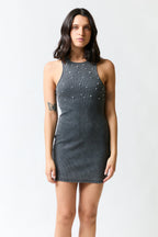 mujer vistiendo vestido gris Zara, estilo urbano en estudio