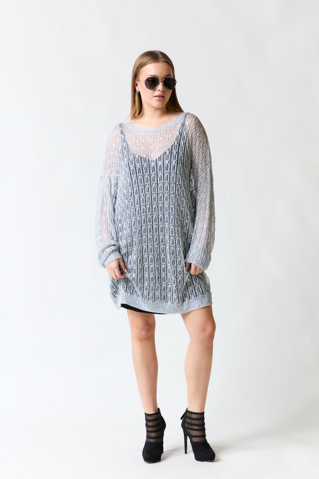 mujer vistiendo vestido plateado Zara, estilo urbano en estudio