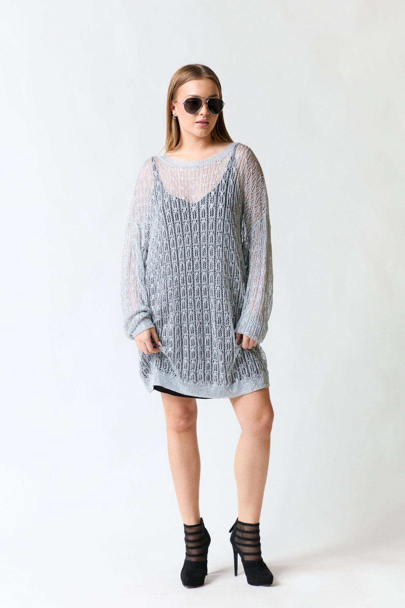 mujer vistiendo vestido plateado Zara, estilo urbano en estudio