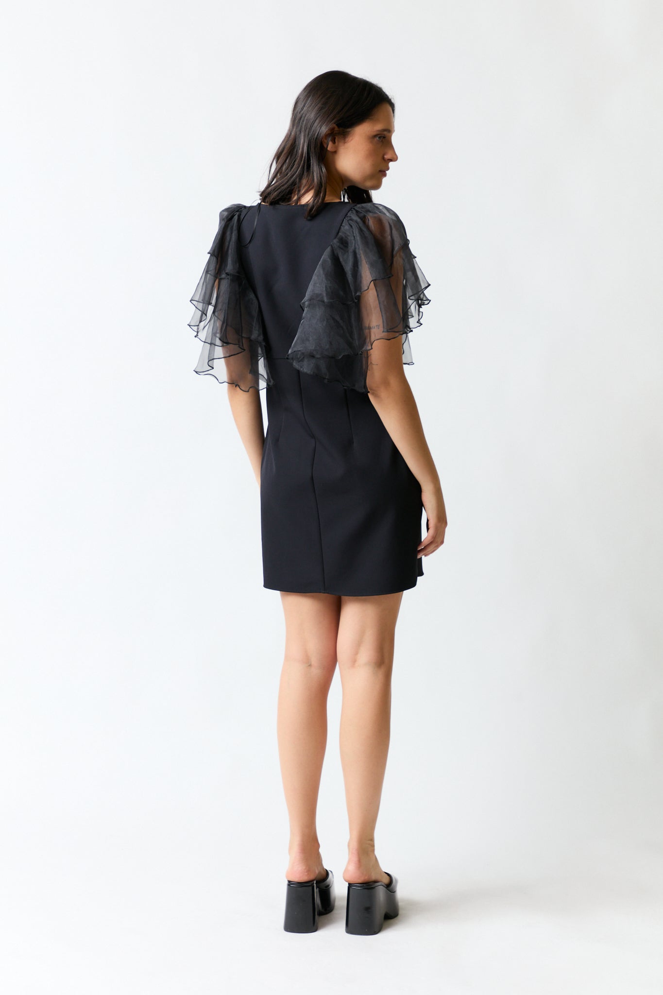 Vestido negro con vuelitos | Zara