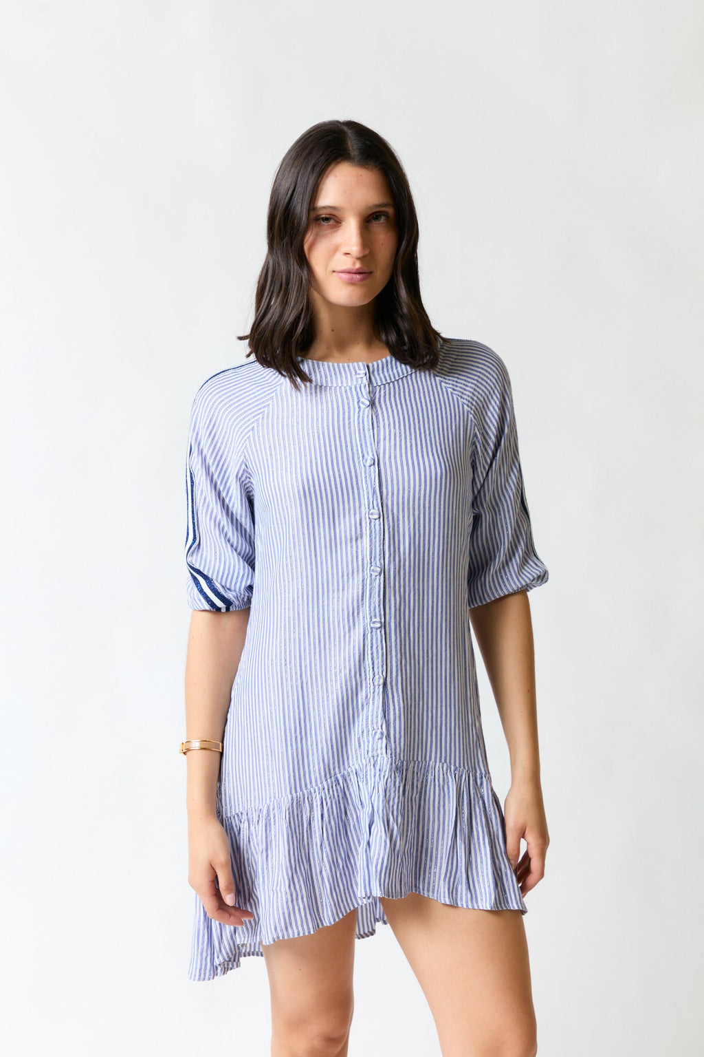 mujer vistiendo vestido blanco azul Perry Ellis, estilo urbano en estudio