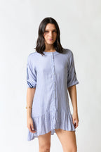 mujer vistiendo vestido blanco azul Perry Ellis, estilo urbano en estudio