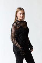 mujer vistiendo vestido tejido negro Ropero Paula, estilo urbano en estudio