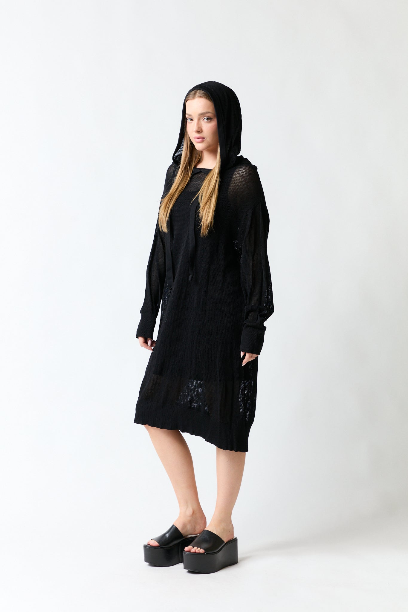 mujer vistiendo vestido negro Zara, estilo urbano en estudio