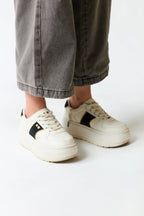 mujer vistiendo producto blanco Coolway, estilo urbano en estudio