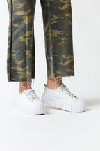 mujer vistiendo producto Diesel, estilo urbano en estudio