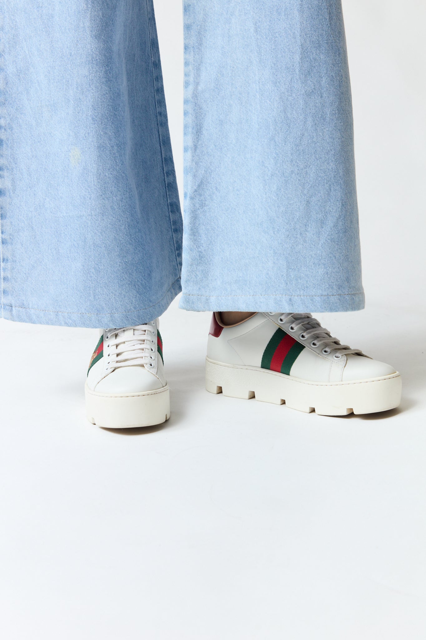 mujer vistiendo producto blanco Gucci, estilo urbano en estudio