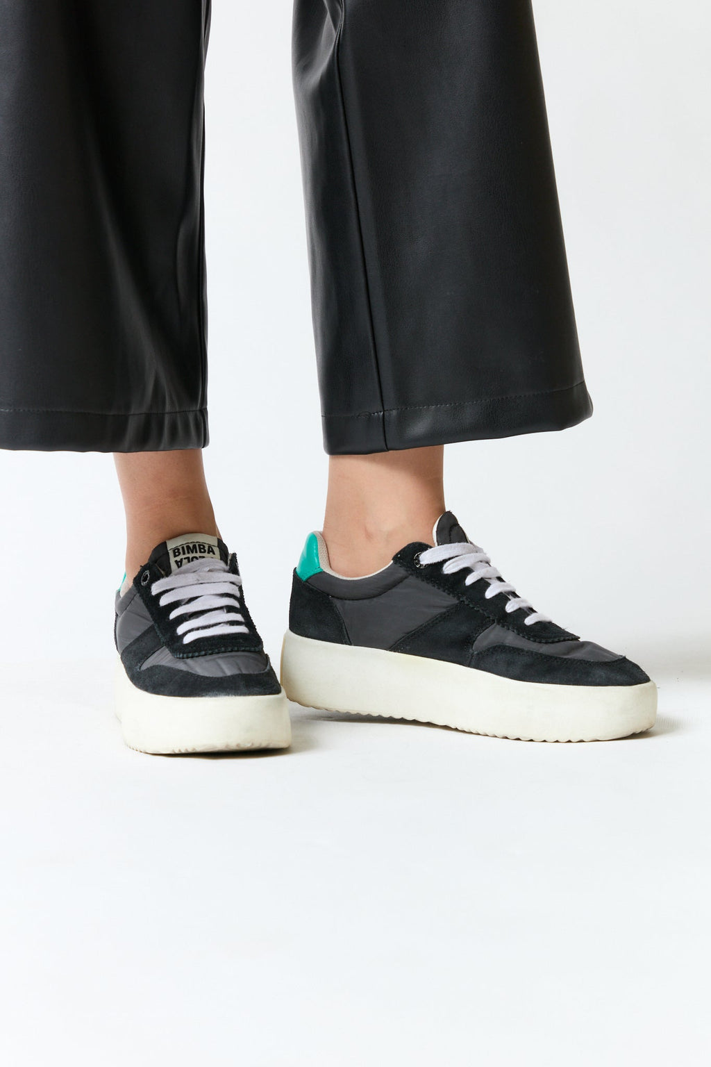 mujer vistiendo producto negro Bimba y Lola, estilo urbano en estudio