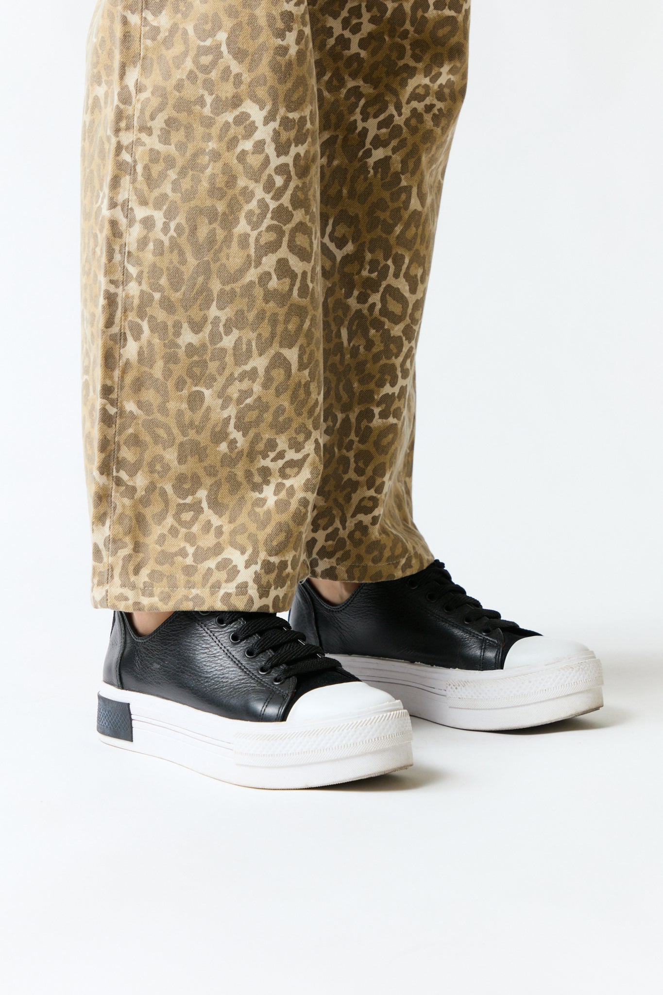 mujer vistiendo producto negro blanco Lolita Pocket, estilo urbano en estudio