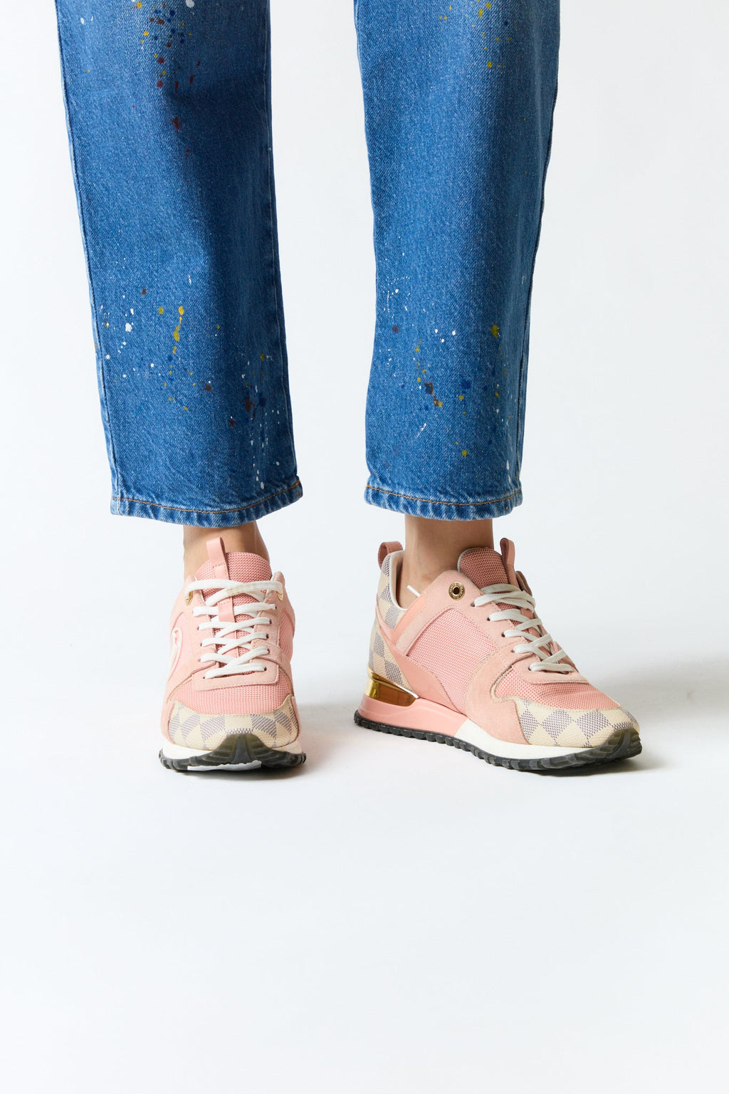 mujer vistiendo producto rosado LV, estilo urbano en estudio