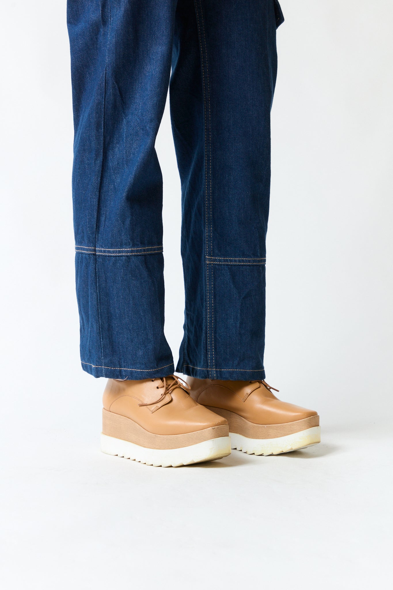 mujer vistiendo producto café Prüne, estilo urbano en estudio