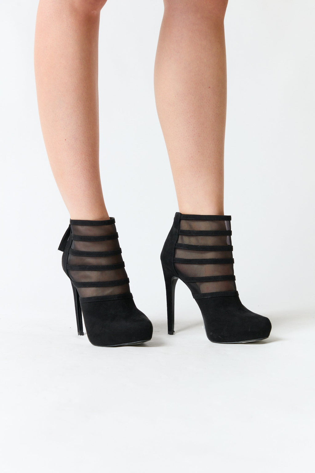 mujer vistiendo producto negro Aldo, estilo urbano en estudio