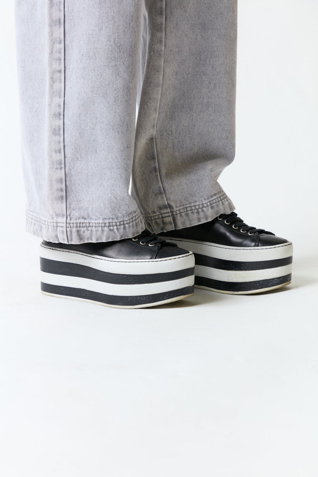 mujer vistiendo producto negro Formentini, estilo urbano en estudio