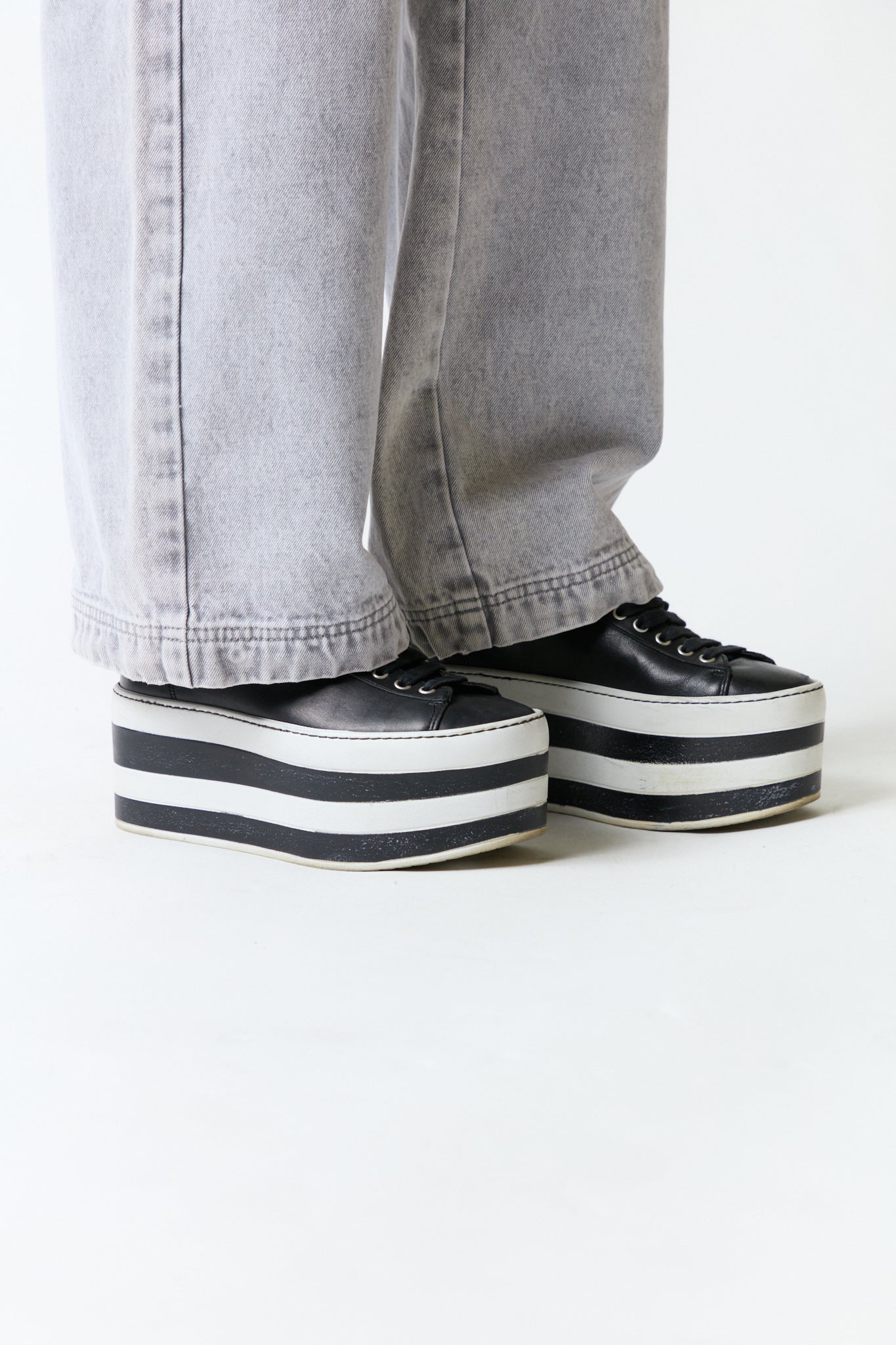 mujer vistiendo producto negro Formentini, estilo urbano en estudio